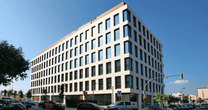 A la nit, amb totes aquestes finestres il·luminades, fa por